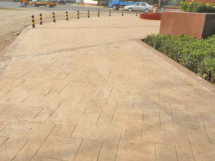 水泥地面做成大理石的效果，以后还要铺大理